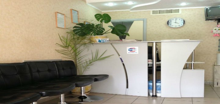Приемная стоматологической клиники «ЛюксиС». Записывайтесь на стоматологические процедуры по акции.