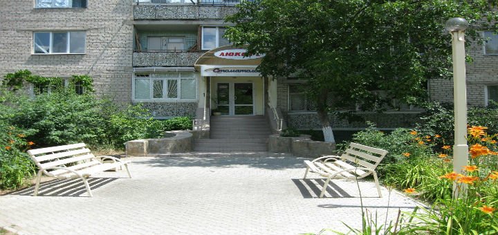 Центральный вход стоматологической клиники «ЛюксиС». Записывайтесь на стоматологические процедуры по акции.