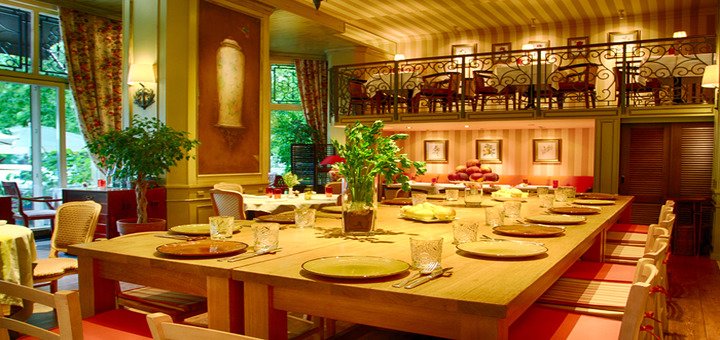 Зал ресторана La Veranda. Посещайте со скидкой