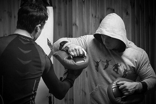 Уроки боксу у клубі «FightClubFriends» у Києві. Оплачуйте тренування з акції.