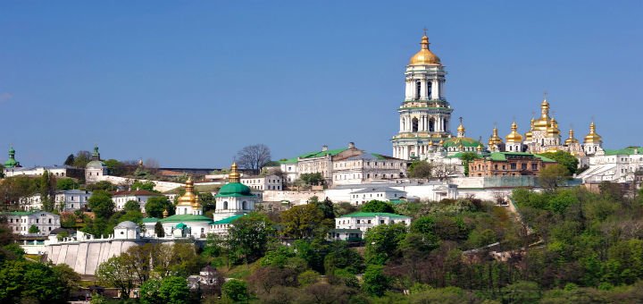 Вид на Национальный историко-культурный киево-печерский заповедник в Киеве. Посетите экскурсию по акции.