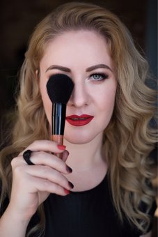 Make-up artist Natalia Kuznetsova at the Nstudio studio. Sign up for a discount