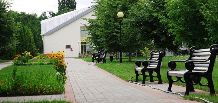 Сад в лікувально-реабілітаційному центрі ім. в.т.гуца під києвом. купити путівку в санаторій зі знижкою. санаторії під києвом недорого.