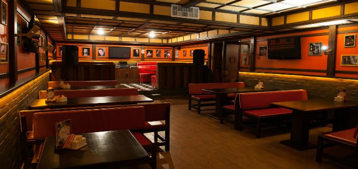 Зал «Англия» в Beer&Blues Art Pab в Виннице. Заказывайте меню по акции.
