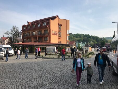 Отель «Неополіс» в Поляне на Закарпатье. Бронируйте семейный номер со скидкой.