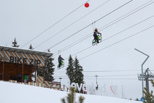 Велопрогулянка натягнутим канатом Bike Zip Roller Coaster в Буковелі. Спробуйте атракцій зі знижкою.