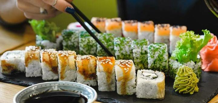 Sushi and rolls at Pizza House in Kiev. Order with a discount.