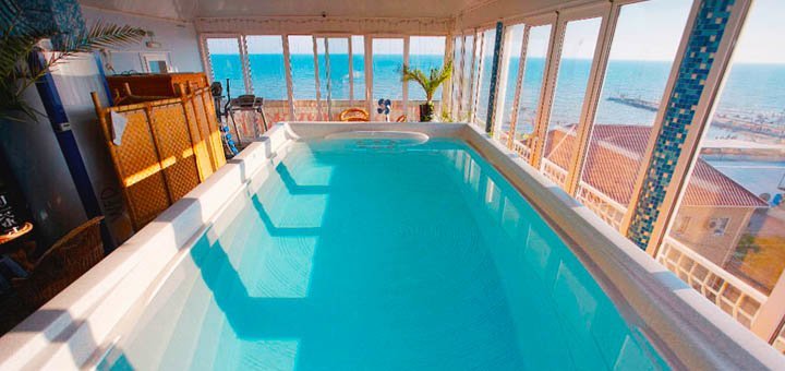Swimming pool of the hotel "27 Zhemchuzhin". Relax with a discount