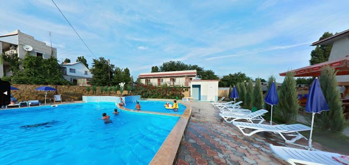 Swimming pool of the hotel "27 Zhemchuzhin". Relax with a discount