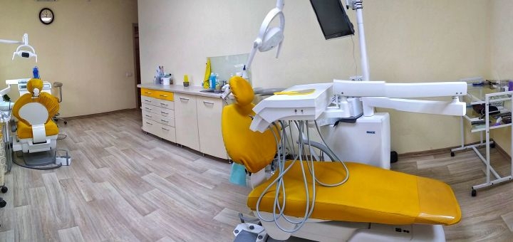Ultrasonic cleaning, Airflow and polishing of teeth in dentistry "Dental House"