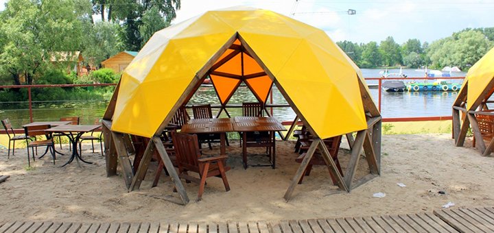 Веселе час з друзями в «Sfera Beach Club»