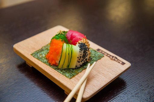 Yapona hata sushi-bar network. order sushi with a discount