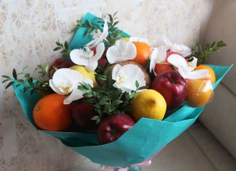 Floristry studio "Fruits & Flowers Market" in Dnipro. Order a fruit bouquet at a discount.