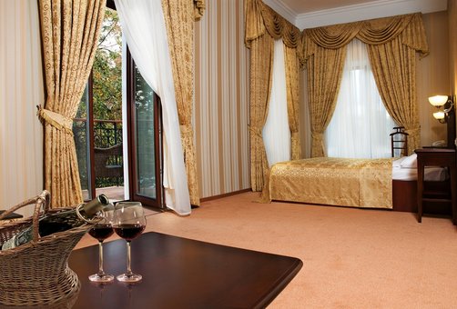 Discounts on holidays at the Royal Street Hotel 13