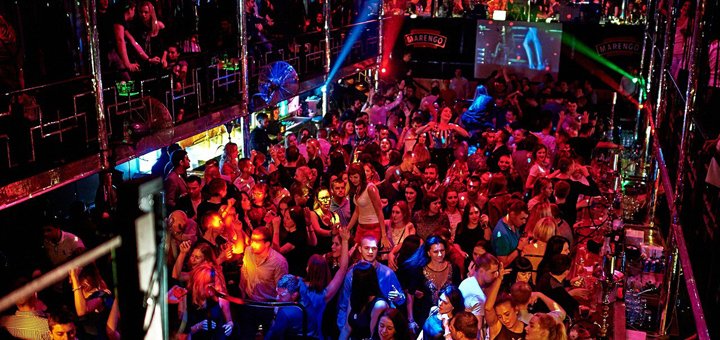 Танцпол у нічному клубі «Disco radio hall» у Києві. Вхід за акцією