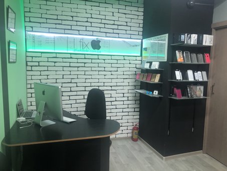 Office of the service «iFixApple» in Kiev. Pay for the repair of iPhones for the promotion.