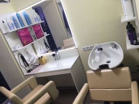 Стрижки, укладання, фарбування волосся в салоні краси The Beauty room в Дніпрі. Записуйтесь до перукаря зі знижкою.