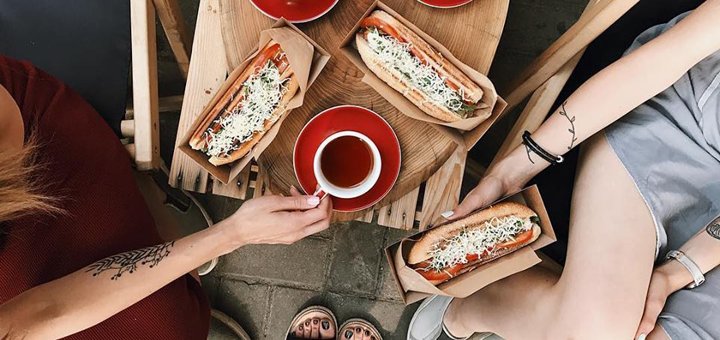 Bistro Bistro in Kiev. Buy a hot dog at a discount